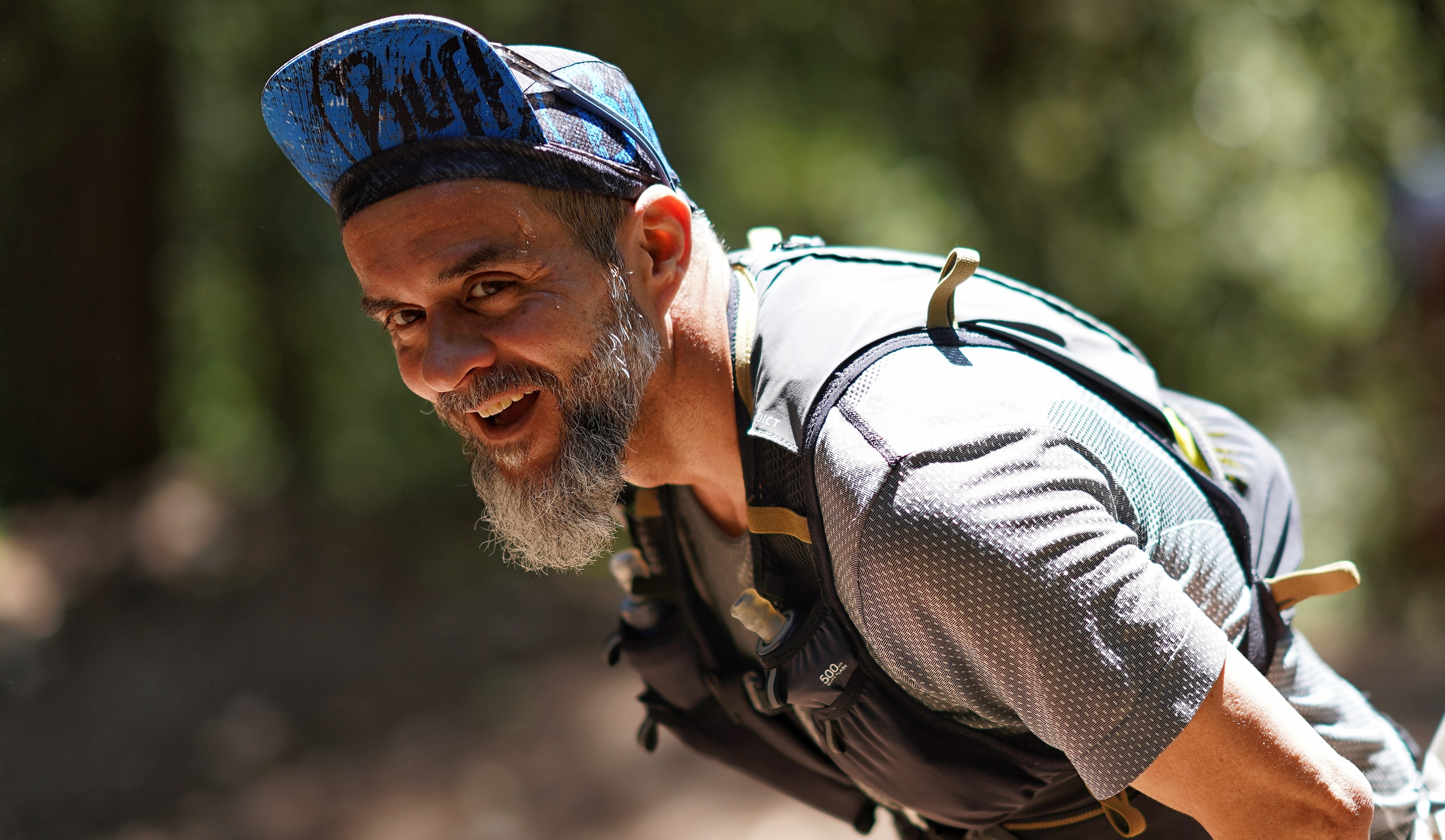 Jesús Hernández corriendo en trail, subiendo una cuesta en el monte