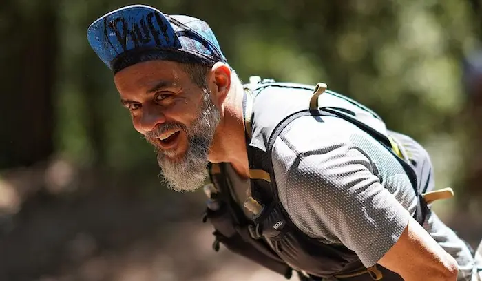 Jesús Hernández corriendo en trail, subiendo una cuesta en el monte