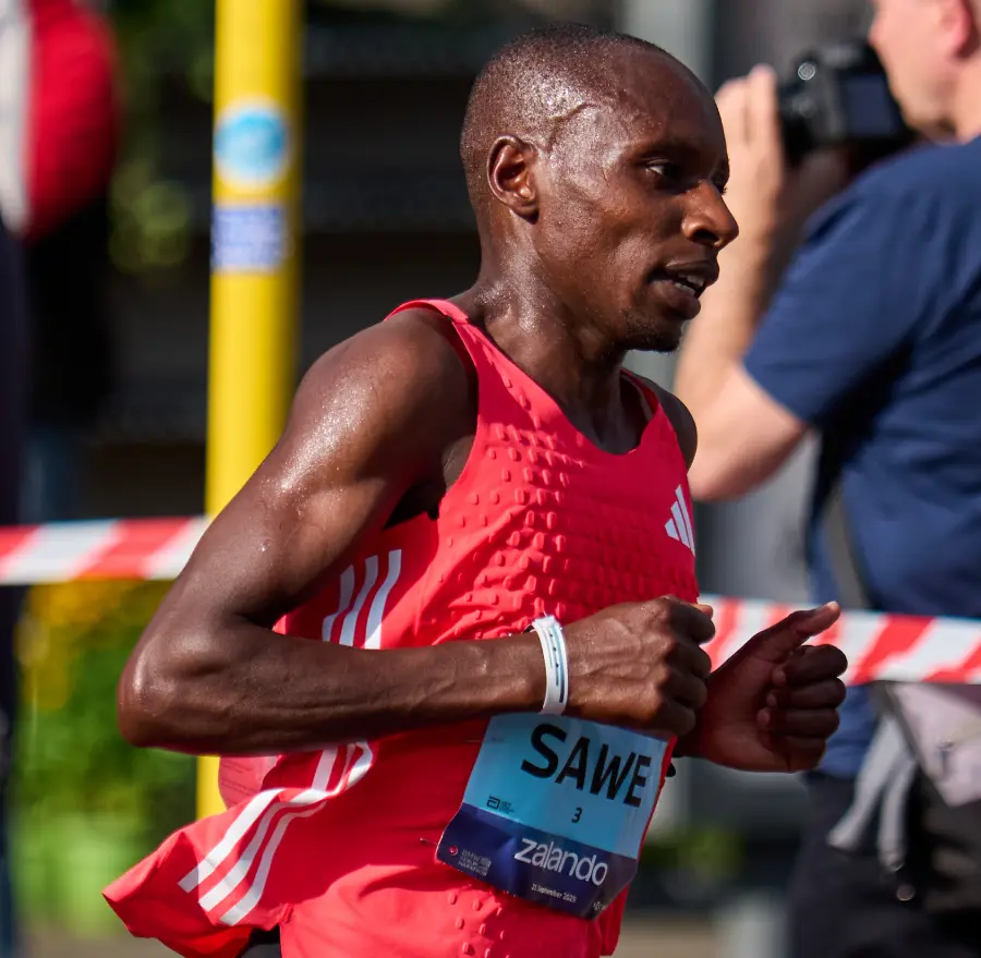 Sabastian Sawe en carrera durante el Maratón de Berlín 2025