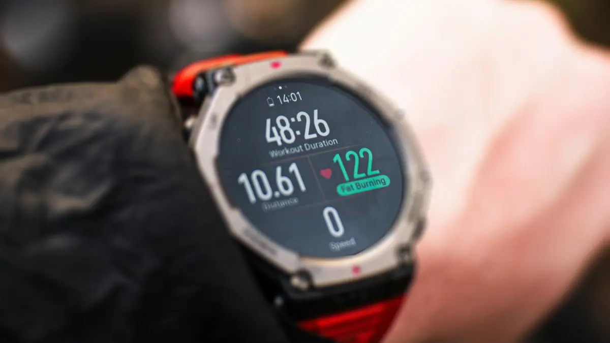 Reloj deportivo con pantalla mostrando duración, distancia y frecuencia cardíaca durante un entrenamiento