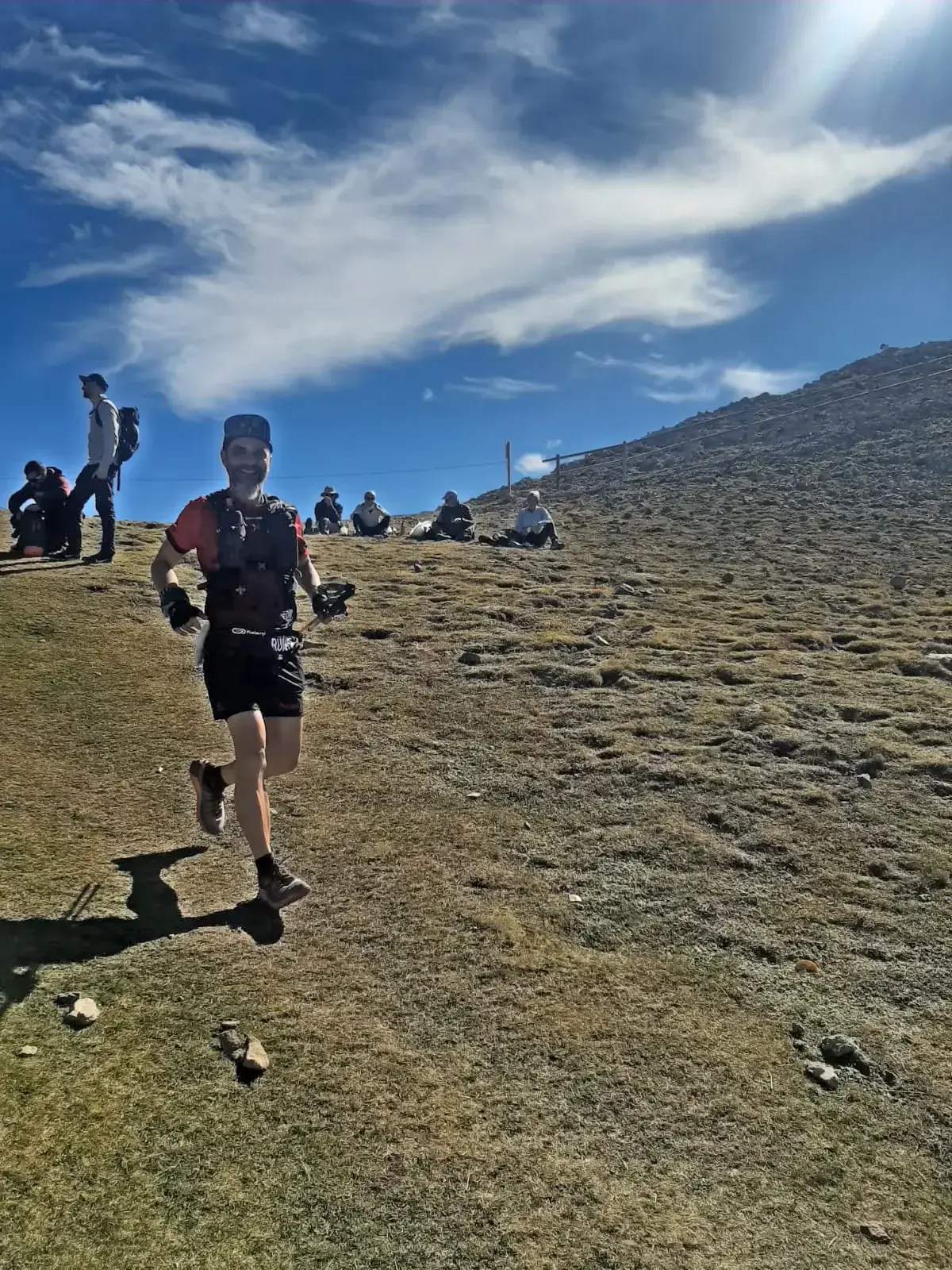 Jesús Hernández corriendo en la Salomon Ultra Pirineu con el pantalón Miyako de Hoko Sport