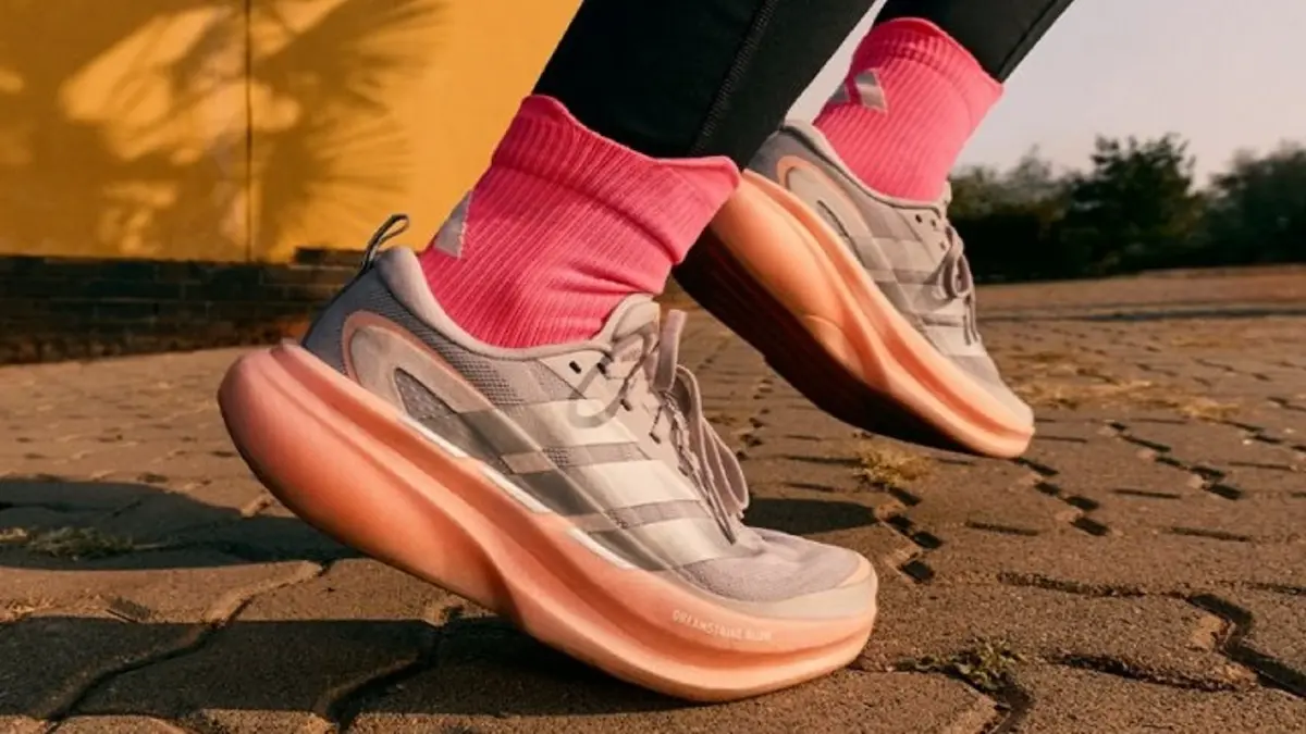 adidas Supernova Rise 3 en uso real, mediasuela Dreamstrike+ visible en contraluz — imagen del lanzamiento oficial