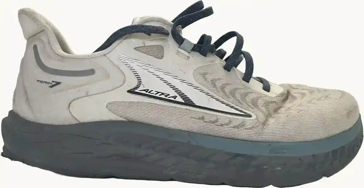 Altra Torin 7 vista lateral mostrando el perfil plano de drop cero y la entresuela EGO MAX