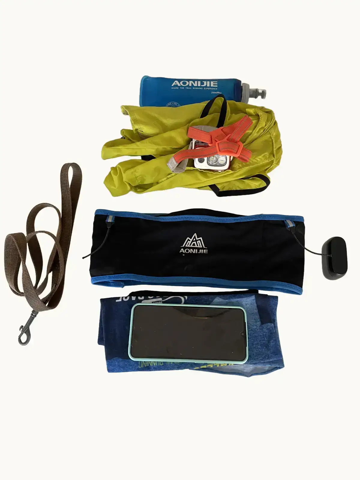AONIJIE PRO cinturón de hidratación con soft flask, frontal, cortavientos y accesorios de trail
