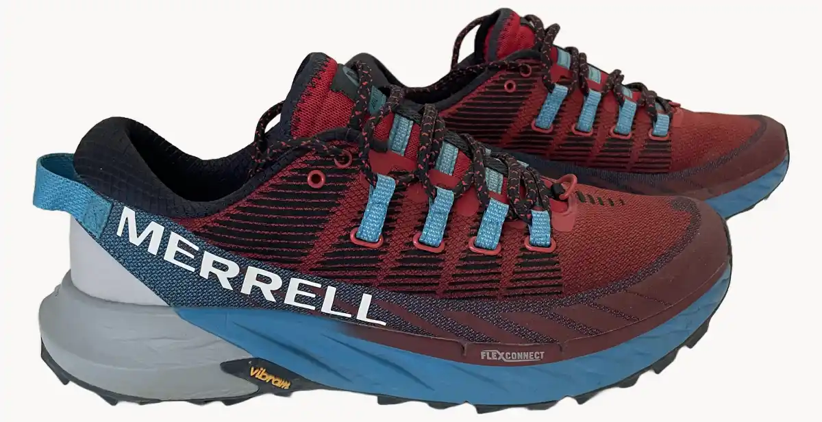 Merrell Agility Peak 4 vista lateral, par nuevo, colorway rojo y azul sobre fondo neutro