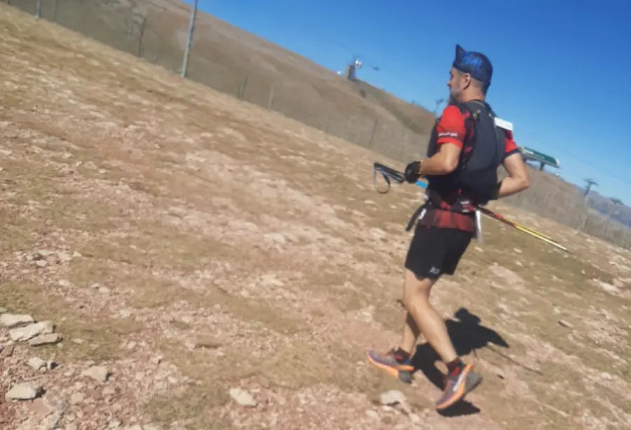 Jesús Hernández corriendo con las Merrell Agility Peak 4 en la Salomon Ultra Pirineu 2024, terreno pedregoso de alta montaña