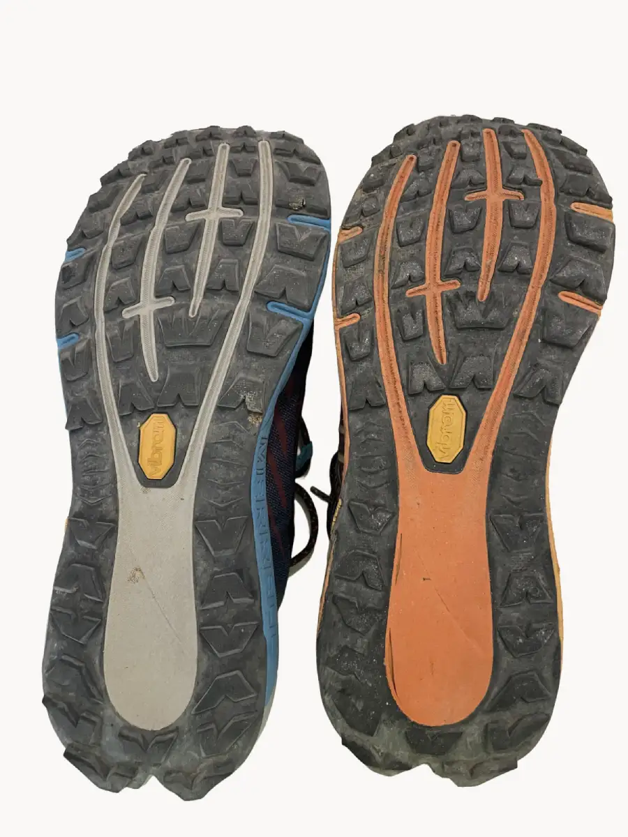 Comparativa de suelas Merrell Agility Peak 4: par nuevo (izquierda, 30 km) y primer par (derecha, ~900 km), mostrando el desgaste en talón, puntera y zona central del retropié
