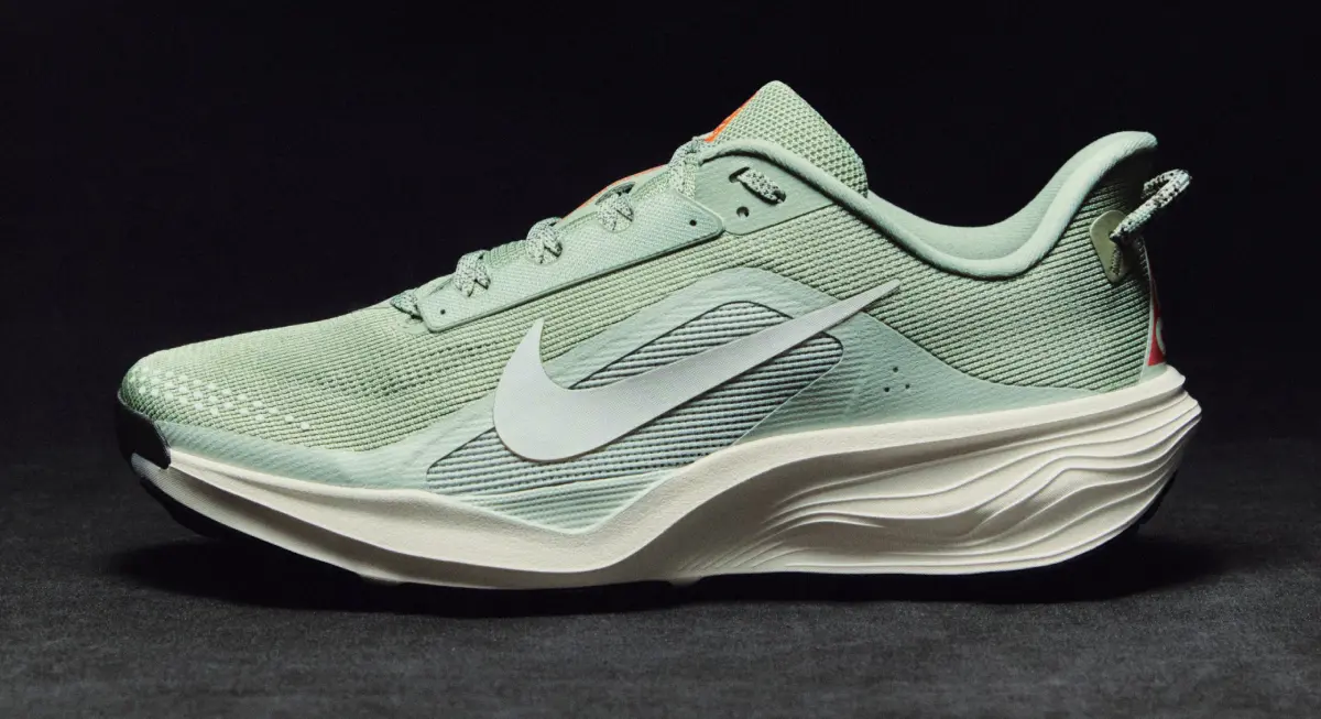 Nike ACG Pegasus Trail vista lateral, colorway de lanzamiento, con entresuela ReactX y suela All Terrain Compound 2.0