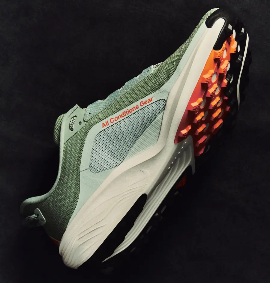 Nike ACG Pegasus Trail vista en ángulo mostrando el upper de malla y la suela All Terrain Compound 2.0