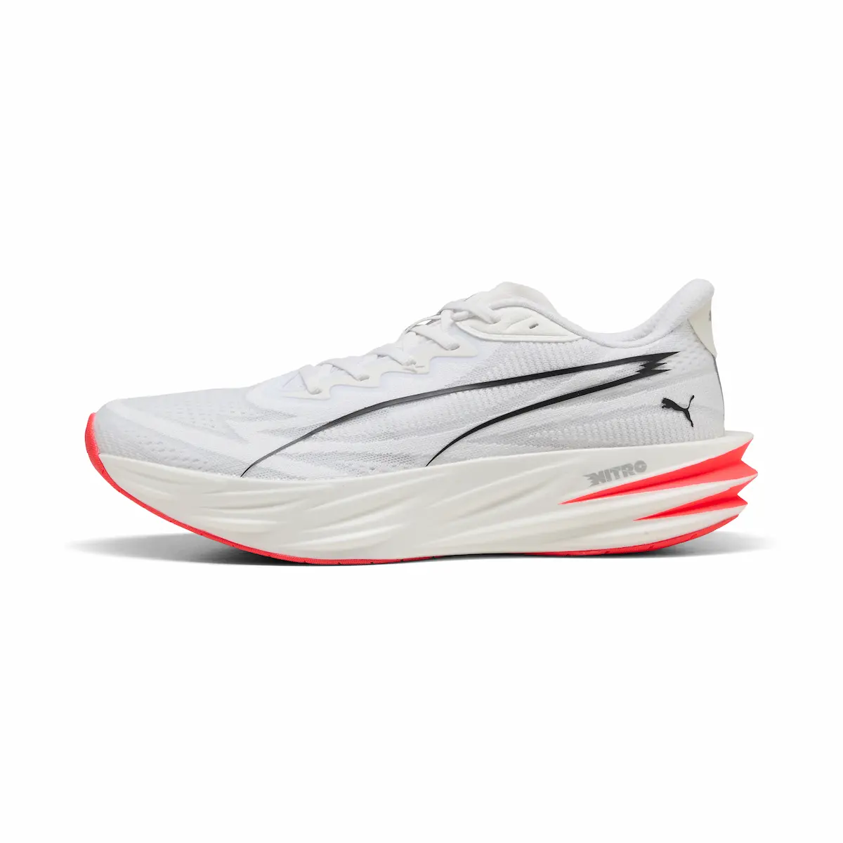 PUMA Deviate Pure Nitro vista lateral, mostrando el perfil completo de la entresuela NITROFOAM y la suela PUMAGRIP